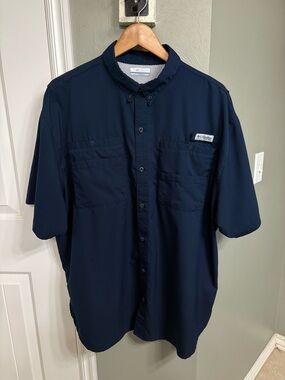 Columbia Men's Short-Sleeve Button Front Shirt in Navy Blue